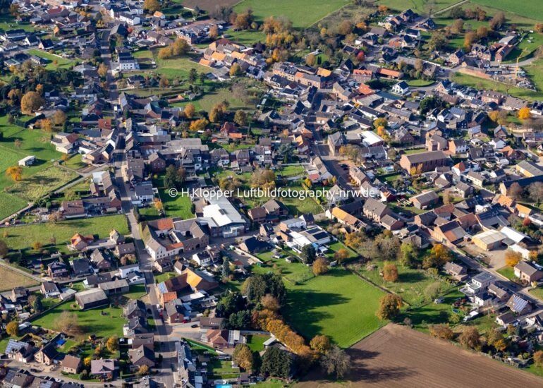 Luftbildfotografie Ortsansicht der Straßen und Häuser der Wohngebiete in Aldenhoven Ortsteil Freialdenhoven im Bundesland Nordrhein-Westfalen, Deutschland