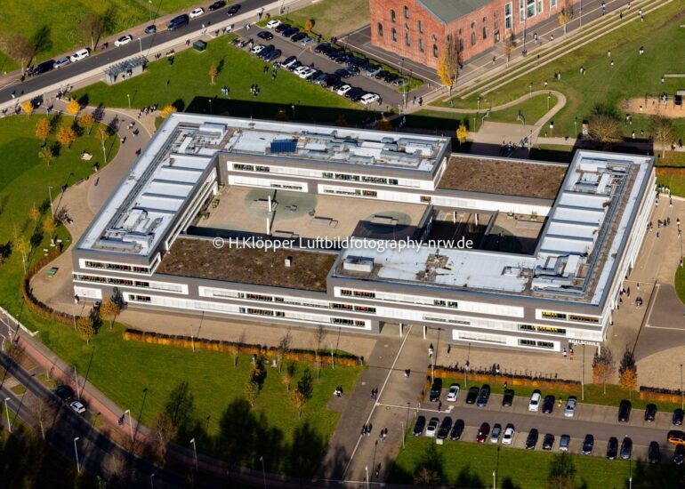 Luftbild Schulgebäude der des 