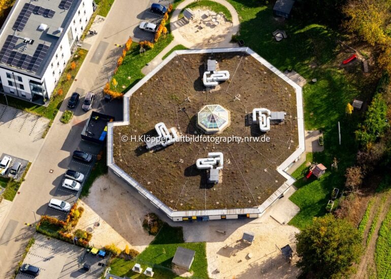 Luftbildfotografie Senkrecht- Luftbild aus der Satelliten- Perspektive vom Gebäude der KITA Kindertagesstätte - Kindergarten 