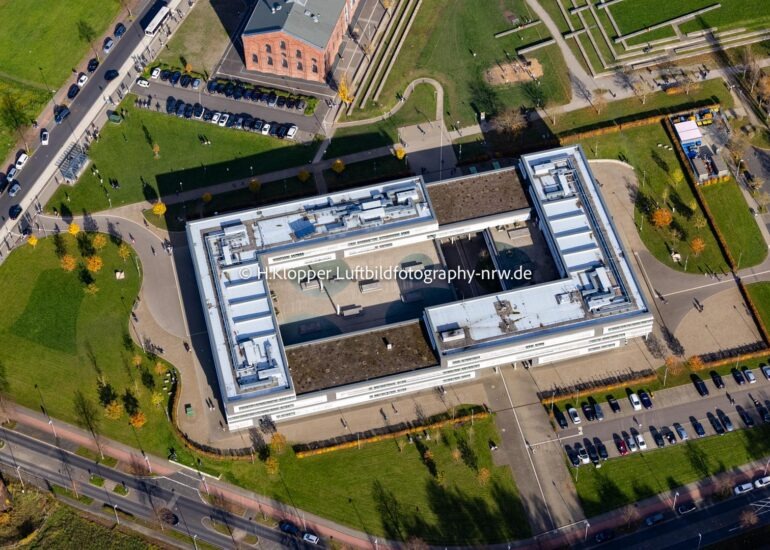 Luftbild Schulgebäude der des 