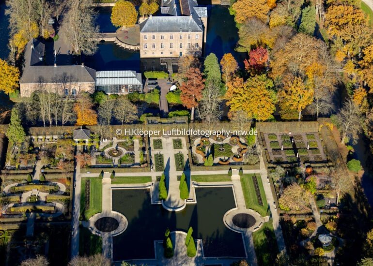 Luftbild Herbstluftbild Wassergraben mit Wasserschloß Schloss Kasteeltuinen Arcen in Arcen in Limburg, Niederlande