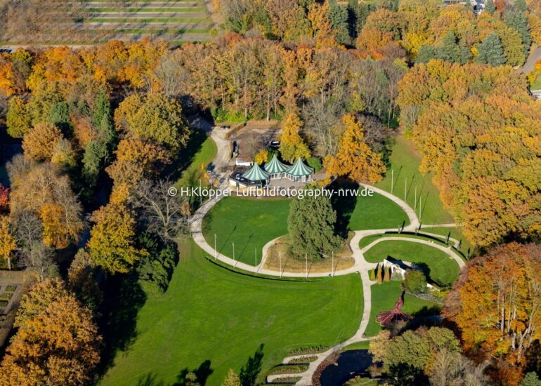 Luftbild Herbstluftbild Wassergraben mit Wasserschloß Schloss Kasteeltuinen Arcen in Arcen in Limburg, Niederlande