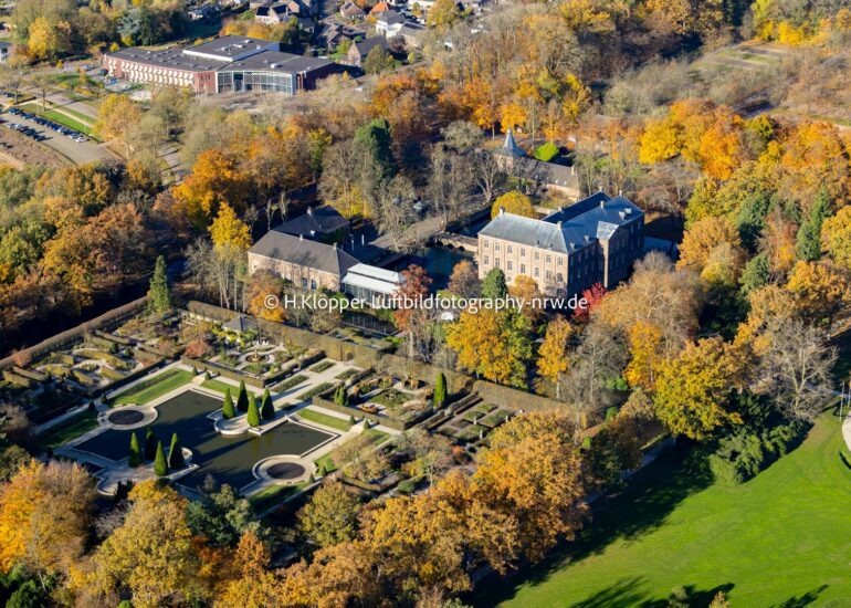 Luftbild Herbstluftbild Wassergraben mit Wasserschloß Schloss Kasteeltuinen Arcen in Arcen in Limburg, Niederlande