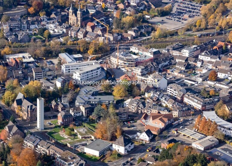 Luftbildfotografie Ortsansicht der Straßen und Häuser der Wohngebiete an der Uferstraße, Ferdinand-Schmetz-Platz in Herzogenrath im Bundesland Nordrhein-Westfalen, Deutschland.