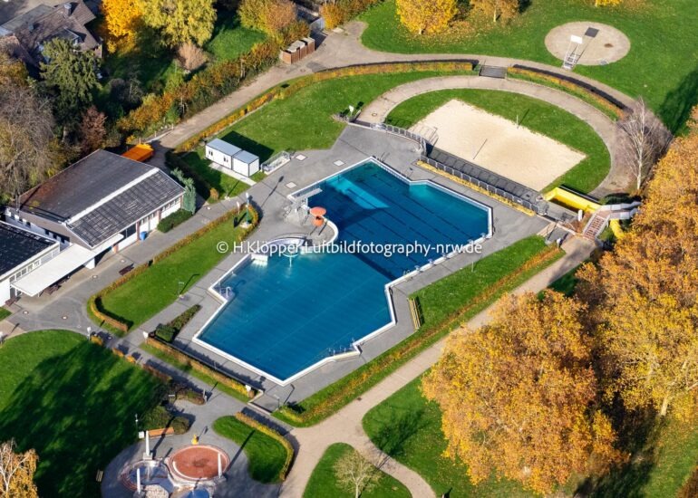 Luftbild Herbstliche verfärbte Vegetationsansicht Offenes Schwimmbecken des Freibades 