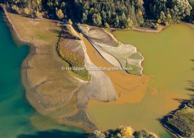 Luftbild See- Ufer und Abraum- Flächen des Baggersee und Kies- Tagebau an der Straße Backesweg in Kerken im Bundesland Nordrhein-Westfalen, Deutschland