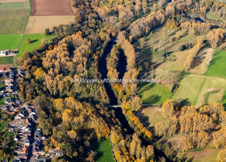 Luftbildfotografie Dorfkern an den Fluß- Uferbereichen an der Straße Buschhof in Linnich Ortsteil Rurdorf im Bundesland Nordrhein-Westfalen, Deutschland