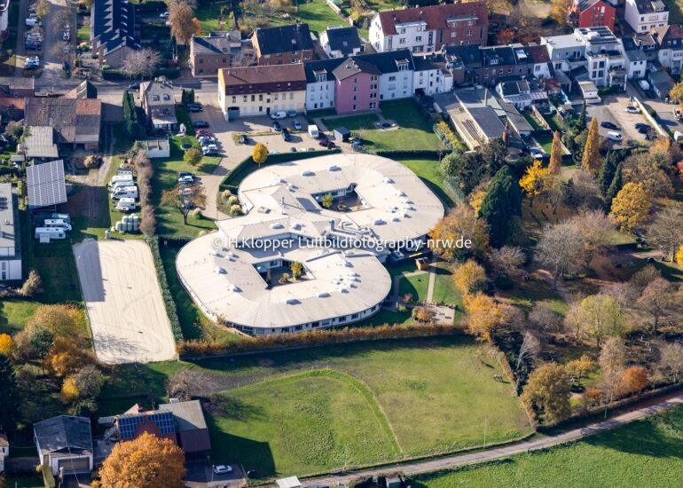 Luftbildfotografie Wohnheim Wohnpflegeheim - Gebäude für körperlich Behinderte 