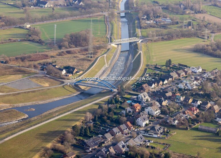 Luftbildfotografie Uferbereiche entlang der Fluss- Mündung der Emscher in den Rhein in Dinslaken im Bundesland Nordrhein-Westfalen, Deutschland