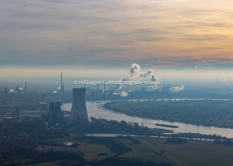 Luftbild Inversions - Wetterlage am Horizont in Walsum in Duisburg im Bundesland Nordrhein-Westfalen, Deutschland
