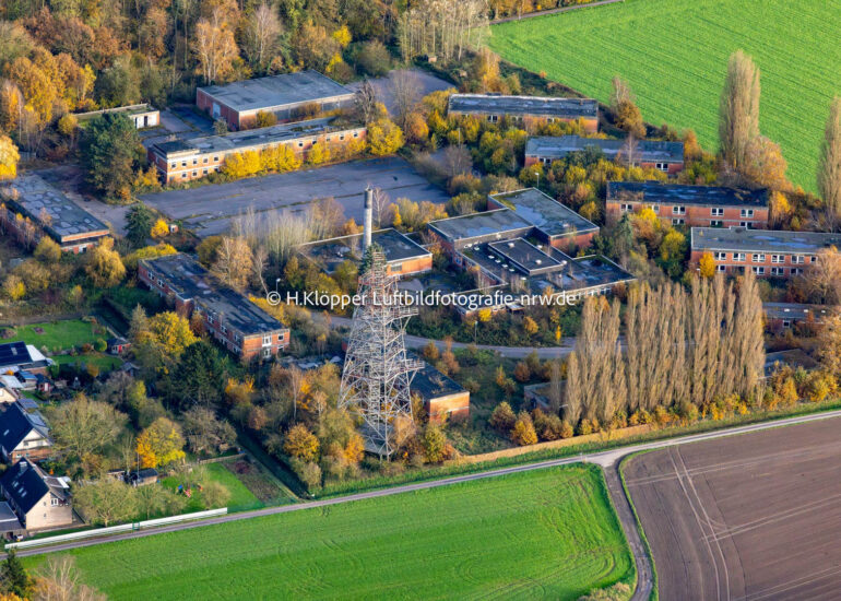 Luftbildfotografie Herbstluftbild Verfall und Vegetations- Bewuchs der ehemaligen Militär- Kaserne des Deutsches Rotes Kreuz Ortsverein Grefrath e.V. in Grefrath im Bundesland Nordrhein-Westfalen, Deutschland