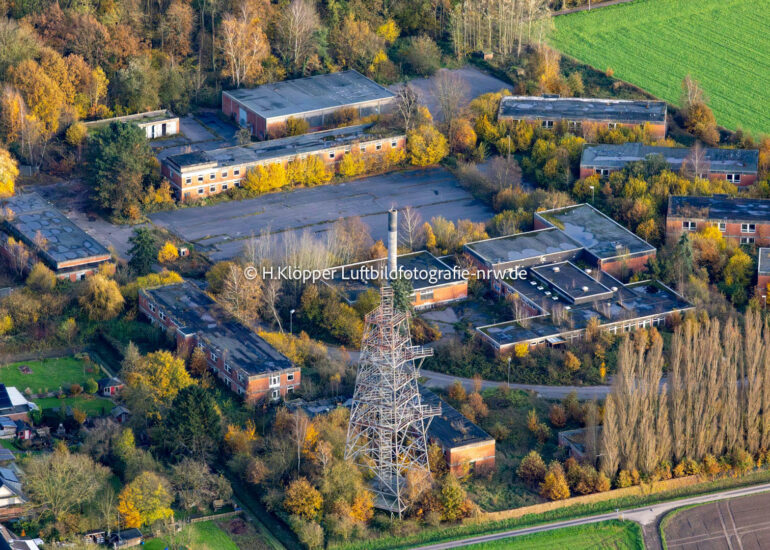 Luftbildfotografie Herbstluftbild Verfall und Vegetations- Bewuchs der ehemaligen Militär- Kaserne des Deutsches Rotes Kreuz Ortsverein Grefrath e.V. in Grefrath im Bundesland Nordrhein-Westfalen, Deutschland