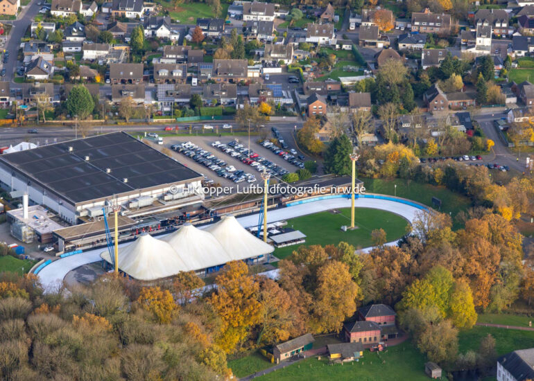 Luftbild Winterlich weiß strahlender Eisbelag des Grefrather EisSport & EventPark in Grefrath im Bundesland Nordrhein-Westfalen, Deutschland