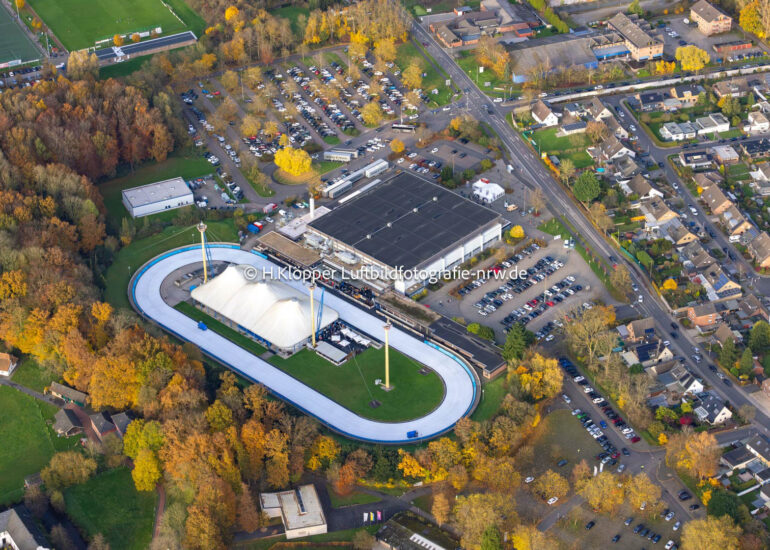 Luftbild Winterlich weiß strahlender Eisbelag des Grefrather EisSport & EventPark in Grefrath im Bundesland Nordrhein-Westfalen, Deutschland