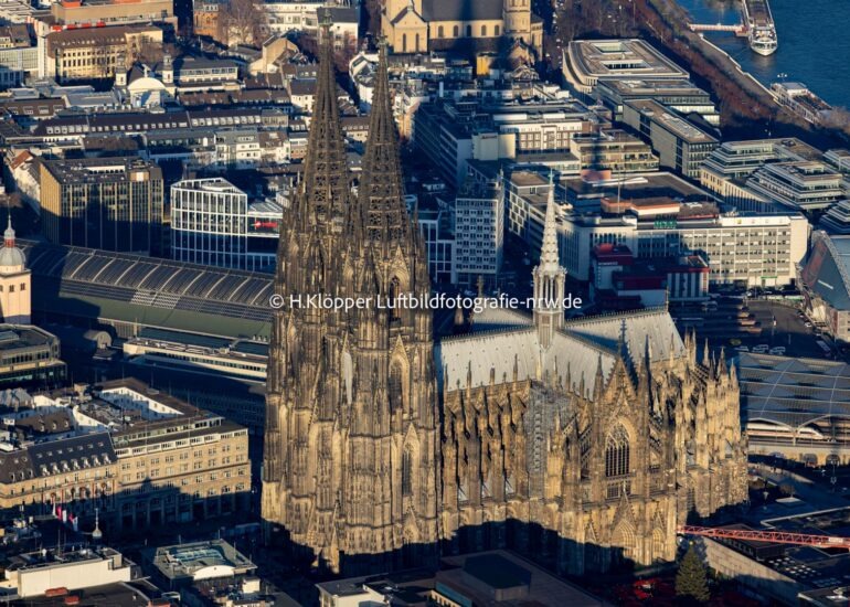 Luftbild Kirchengebäude der Kathedrale in Köln im Bundesland Nordrhein-Westfalen, Deutschland.
