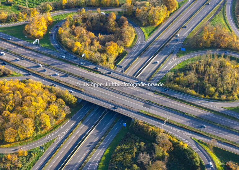 Herbstluftbild Autobahnkreuz der BAB A40 und BAB A57 am 