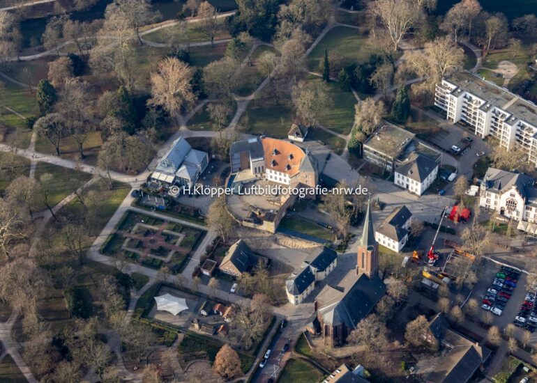 Luftbild Moerser Schloss und Restaurant am Kastell in Moers im Bundesland Nordrhein-Westfalenv