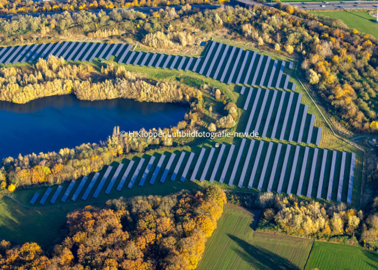 Luftbildfotografie Herbstliche verfärbte Vegetationsansicht Solarkraftwerk und Photovoltaik- Anlagen 