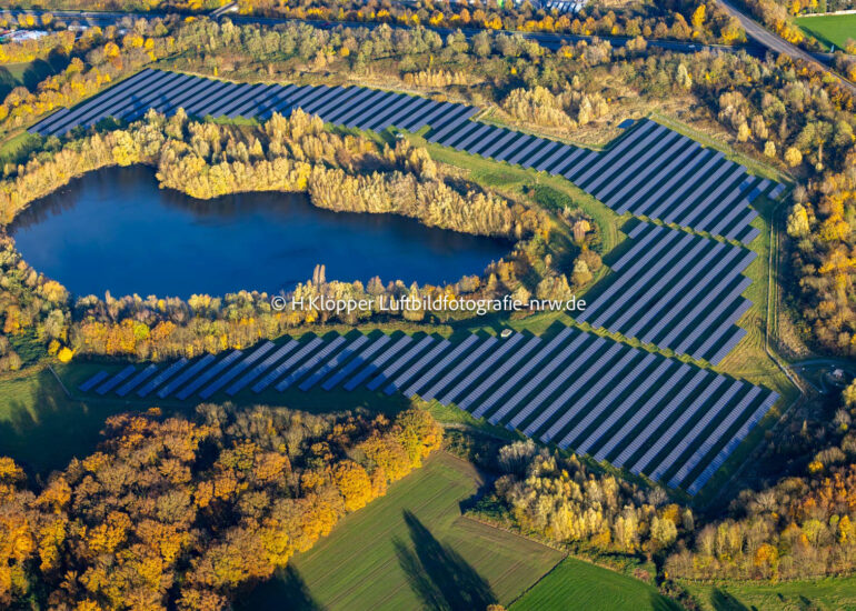 Luftbildfotografie Herbstliche verfärbte Vegetationsansicht Solarkraftwerk und Photovoltaik- Anlagen 