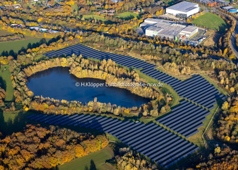 Luftbildfotografie Herbstliche verfärbte Vegetationsansicht Solarkraftwerk und Photovoltaik- Anlagen 