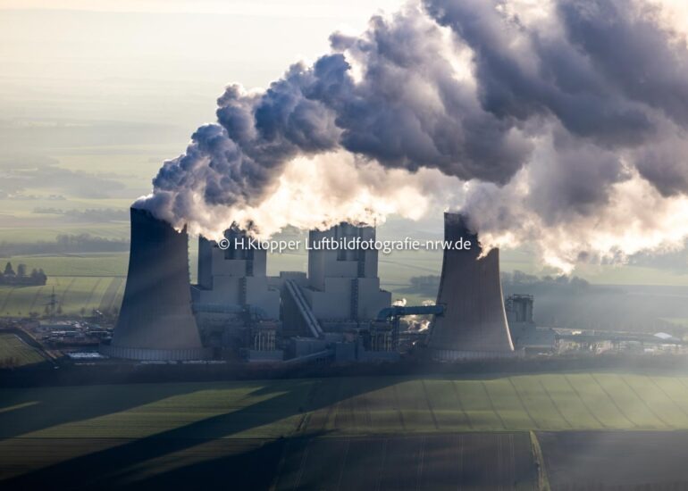 Luftbild Abgaswolken aus den Schloten der Kraftwerksanlagen des Kohle- Heizkraftwerkes 