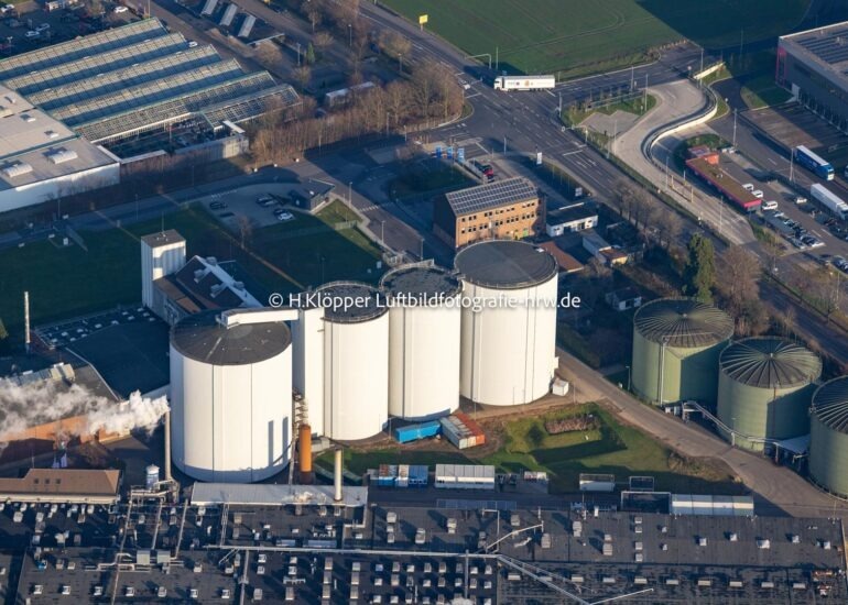Luftbild Gebäude und Produktionshallen auf dem Lebensmittelhersteller- Werksgelände der Intersnack Deutschland SE an der Grevenbroicher Straße im Ortsteil Wevelinghoven in Grevenbroich im Bundesland Nordrhein-Westfalen, Deutschland.