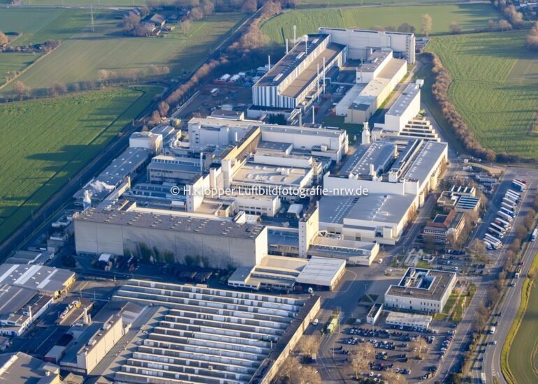Luftbild Werksgelände des Metallproduzenten 