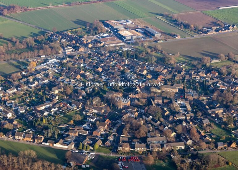 Luftbild Ortsansicht der Straßen und Häuser der Wohngebiete in Allrath im Bundesland Nordrhein-Westfalen, Deutschland