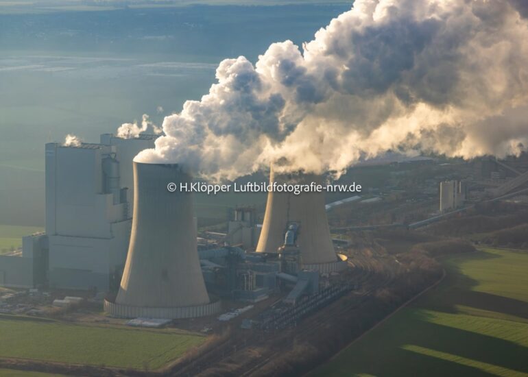 Luftbild Abgaswolken aus den Schloten der Kraftwerksanlagen des Kohle- Heizkraftwerkes 