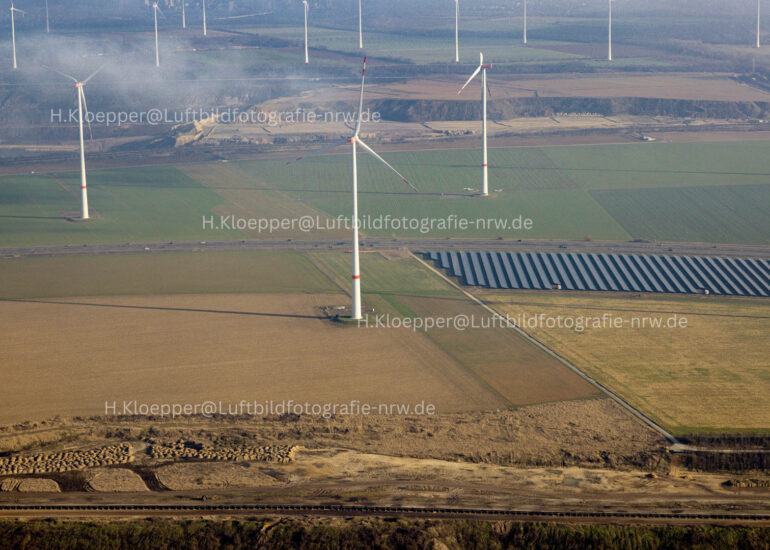 Luftbildfotografie Flügelbruch einer RWE Windkraftanlage in Bedburg im Bundesland Nordrhein-Westfalen, Deutschland