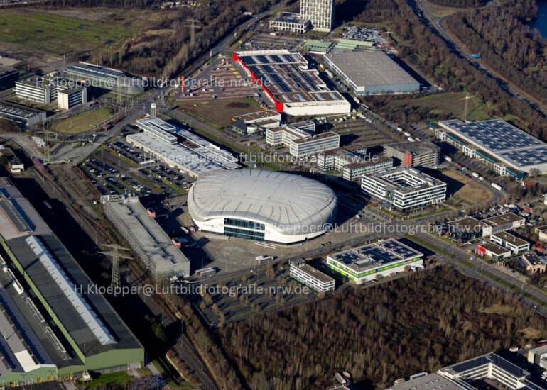Luftbild Gebäude der Veranstaltungshalle PSD BANK DOME mit dazugehörigem Parkhaus in Düsseldorf
