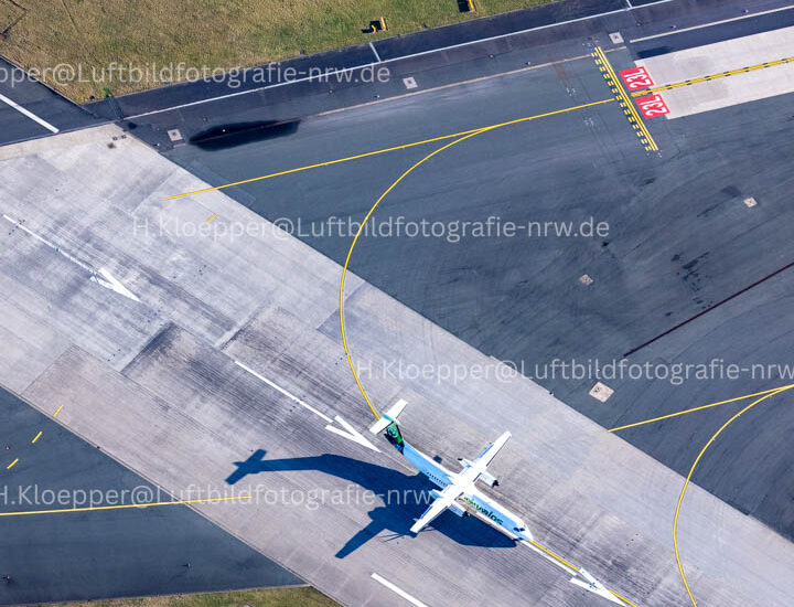 Luftbild Passagierflugzeug auf der Startbahn vor dem Start am Flughafen in Düsseldorf im Bundesland Nordrhein Westfalen, Deutschland