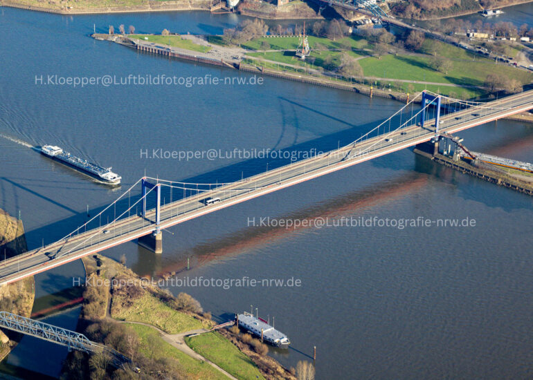 Luftbild Friedrich-Ebert-Brücke über den Rhein am Hafen entlang der Rheindeichstraße - Dammstraße in Duisburg im Bundesland Nordrhein-Westfalen