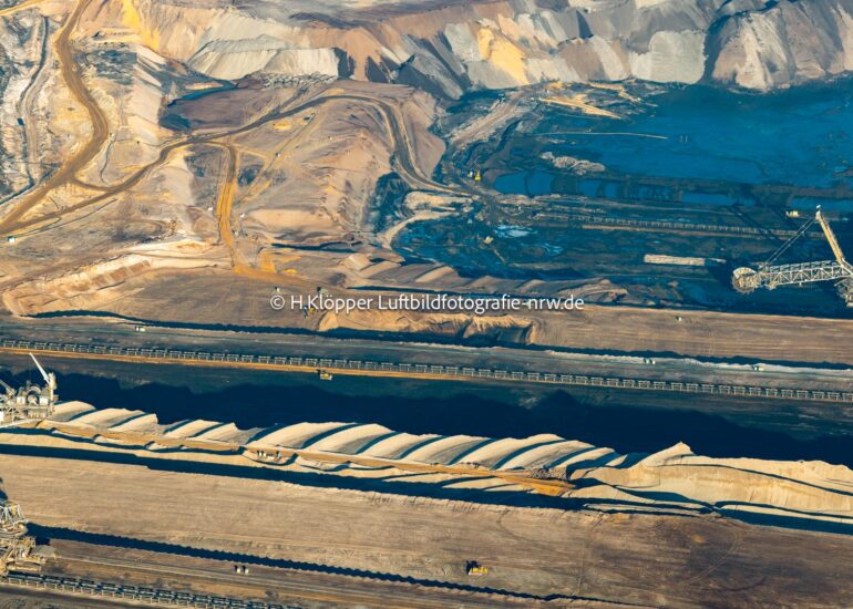 Luftbildfotografie Bergbau- Abraumhalde im Tagebau Garzweiler im Bundesland Nordrhein-Westfalen, Deutschland