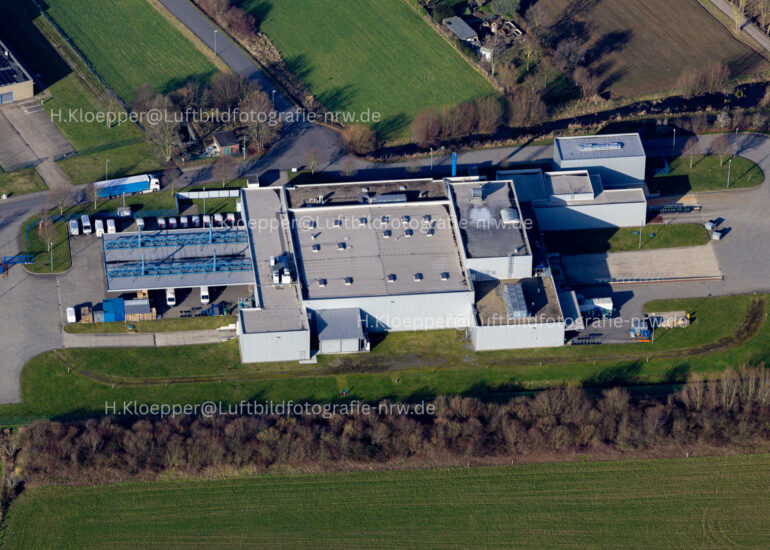Luftbild Gebäude und Produktionshallen auf dem Lebensmittelhersteller- Werksgelände 