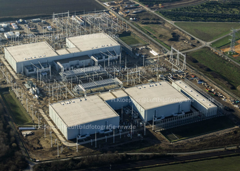 Luftbildfotografie Baustellen- Gelände zum Neubau des Umspannwerkes, Konverters zur Spannungs- Wandlung und elektrischen Strom- Versorgung an der Straße Alte Landwehr in Osterath im Bundesland Nordrhein-Westfalen, Deutschland.