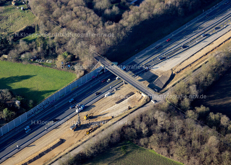 Luftbildfotografie Autobahn- Baustelle zum Ausbau und zur Spur- Erweiterung im Streckenverlauf der BAB A57 in Krefeld im Bundesland Nordrhein-Westfalen, Deutschland.
