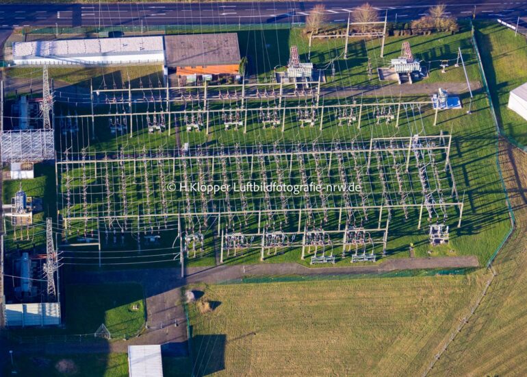 Luftbildfotografie Gelände des Umspannwerkes zur Spannungs- Wandlung und elektrischen Strom- Versorgung 