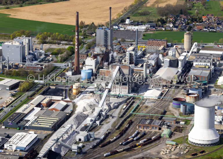 Luftbildfotografie Werksgelände des Chemieproduzenten der Solvay Chemicals GmbH im Ortsteil Ossenberg in Rheinberg im Bundesland Nordrhein-Westfalen, Deutschland