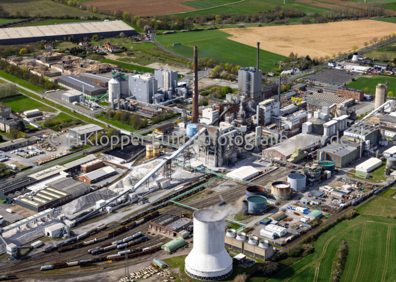 Luftbildfotografie Werksgelände des Chemieproduzenten der Solvay Chemicals GmbH im Ortsteil Ossenberg in Rheinberg im Bundesland Nordrhein-Westfalen, Deutschland