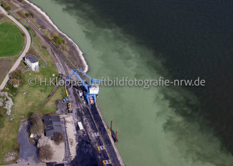 Luftbildfotografie Belade- Verladestation für Kohle und Schüttgüter im Hafenbereich in Rheinberg im Bundesland Nordrhein-Westfalen, Deutschland