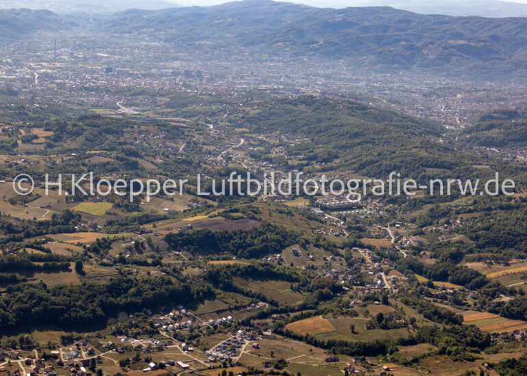 Luftbild Stadtansicht mit umgebender Berglandschaft