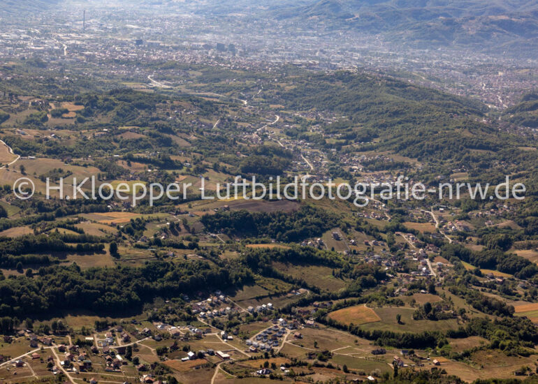 Luftbild Stadtansicht mit umgebender Berglandschaft