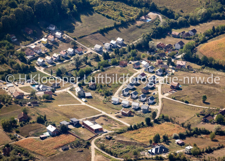 Luftbild Wohngebiet einer Einfamilienhaus- Siedlung an der Straße Generala Rajka Balaća in Banja Luka in Republika Srpska, Bosnien und Herzegowina
