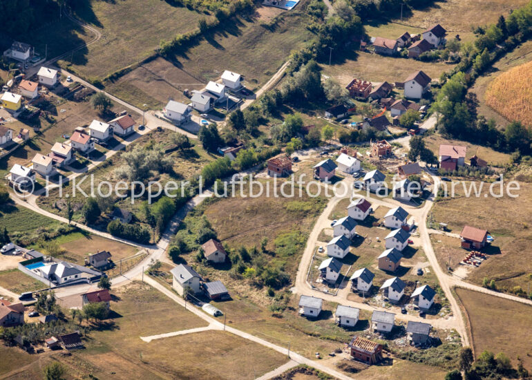 Luftbild Wohngebiet einer Einfamilienhaus- Siedlung an der Straße Generala Rajka Balaća in Banja Luka in Republika Srpska, Bosnien und Herzegowina
