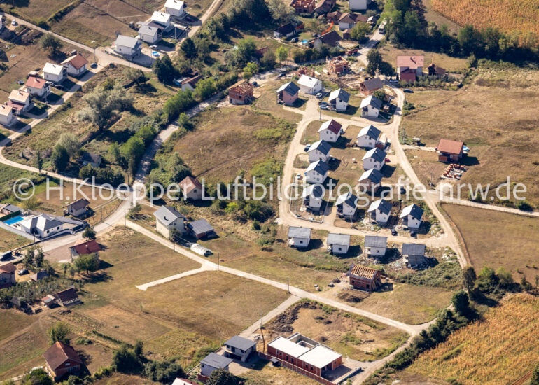 Luftbild Wohngebiet einer Einfamilienhaus- Siedlung an der Straße Generala Rajka Balaća in Banja Luka in Republika Srpska, Bosnien und Herzegowina