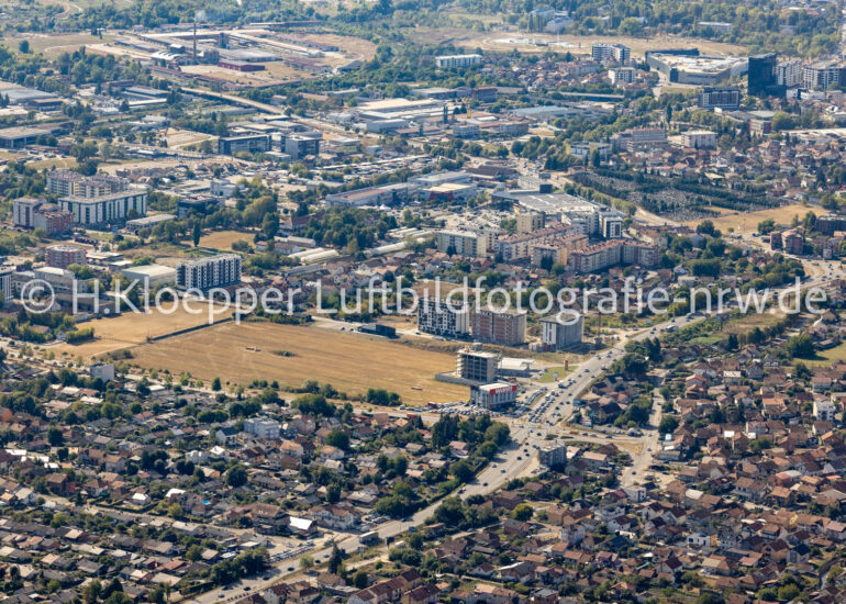Luftbild Stadtgebiet mit Außenbezirken und Innenstadtbereich an der Straße Bulevar Milutina Milankovića, E661 in Banja Luka in Republika Srpska, Bosnien und Herzegowina