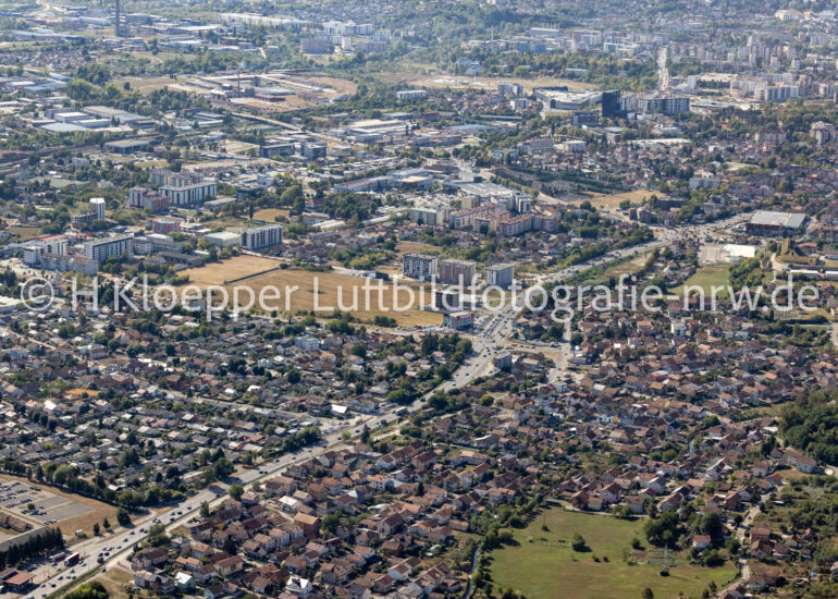 Luftbild Stadtgebiet mit Außenbezirken und Innenstadtbereich an der Straße Bulevar Milutina Milankovića, E661 in Banja Luka in Republika Srpska, Bosnien und Herzegowina