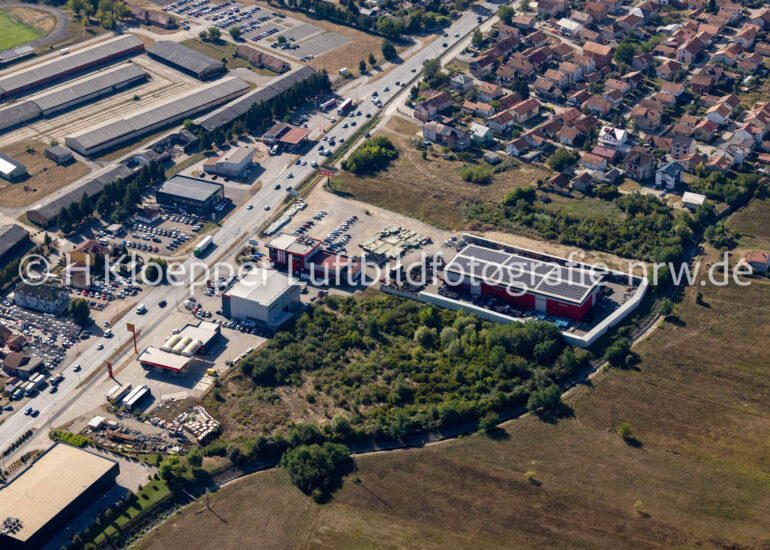 Luftbild Mischbebauung der Wohngebiets- und Gewerbeansiedlung an der Straße E661 in Banja Luka in Republika Srpska, Bosnien und Herzegowina
