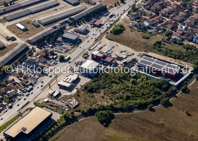 Luftbild Mischbebauung der Wohngebiets- und Gewerbeansiedlung an der Straße E661 in Banja Luka in Republika Srpska, Bosnien und Herzegowina